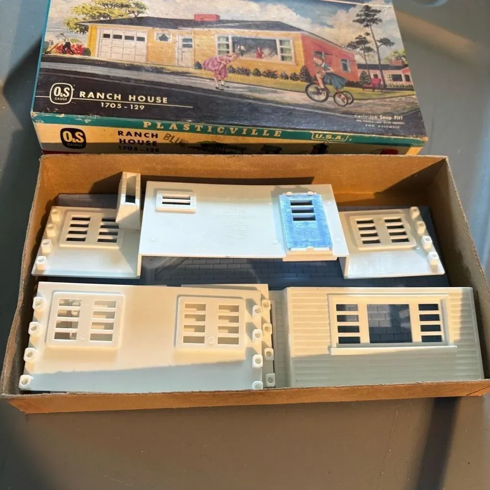 Plasticville Ranch House 1705-129 White With Blue Roof *Complete*
